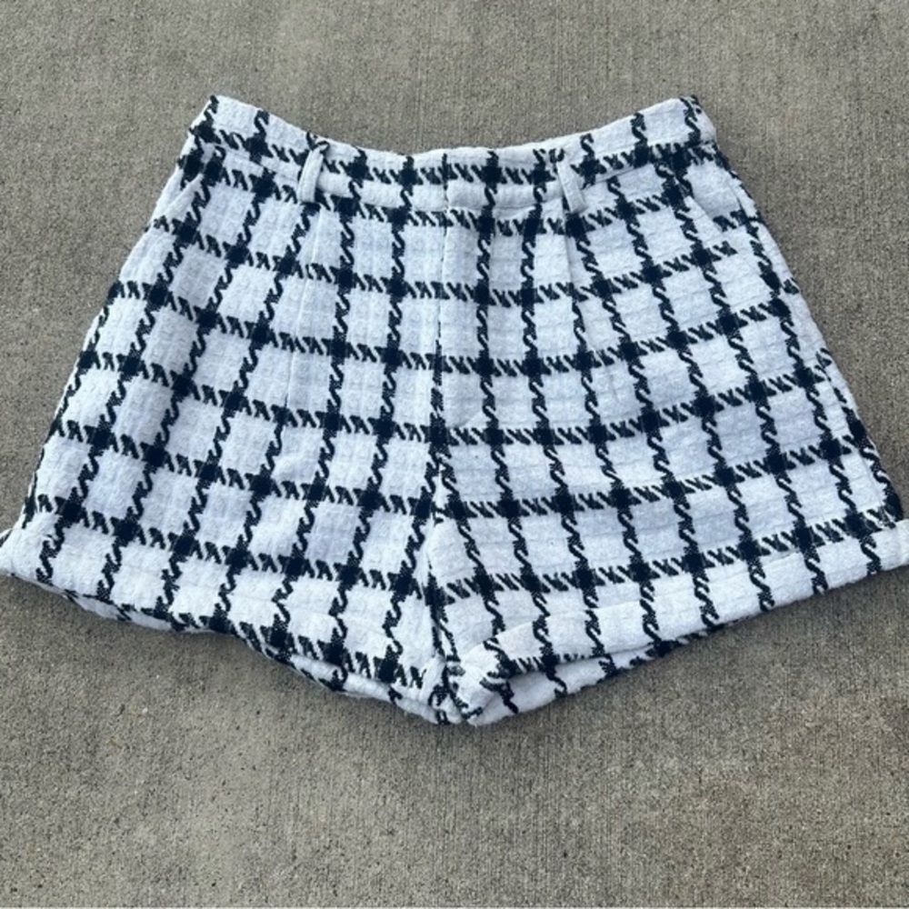 AUREUM Black and White Patterned Women Shorts PM5